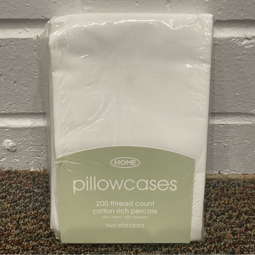 NIB Pair of 200 Thread Count Cotton Rich Percale Pillowcases